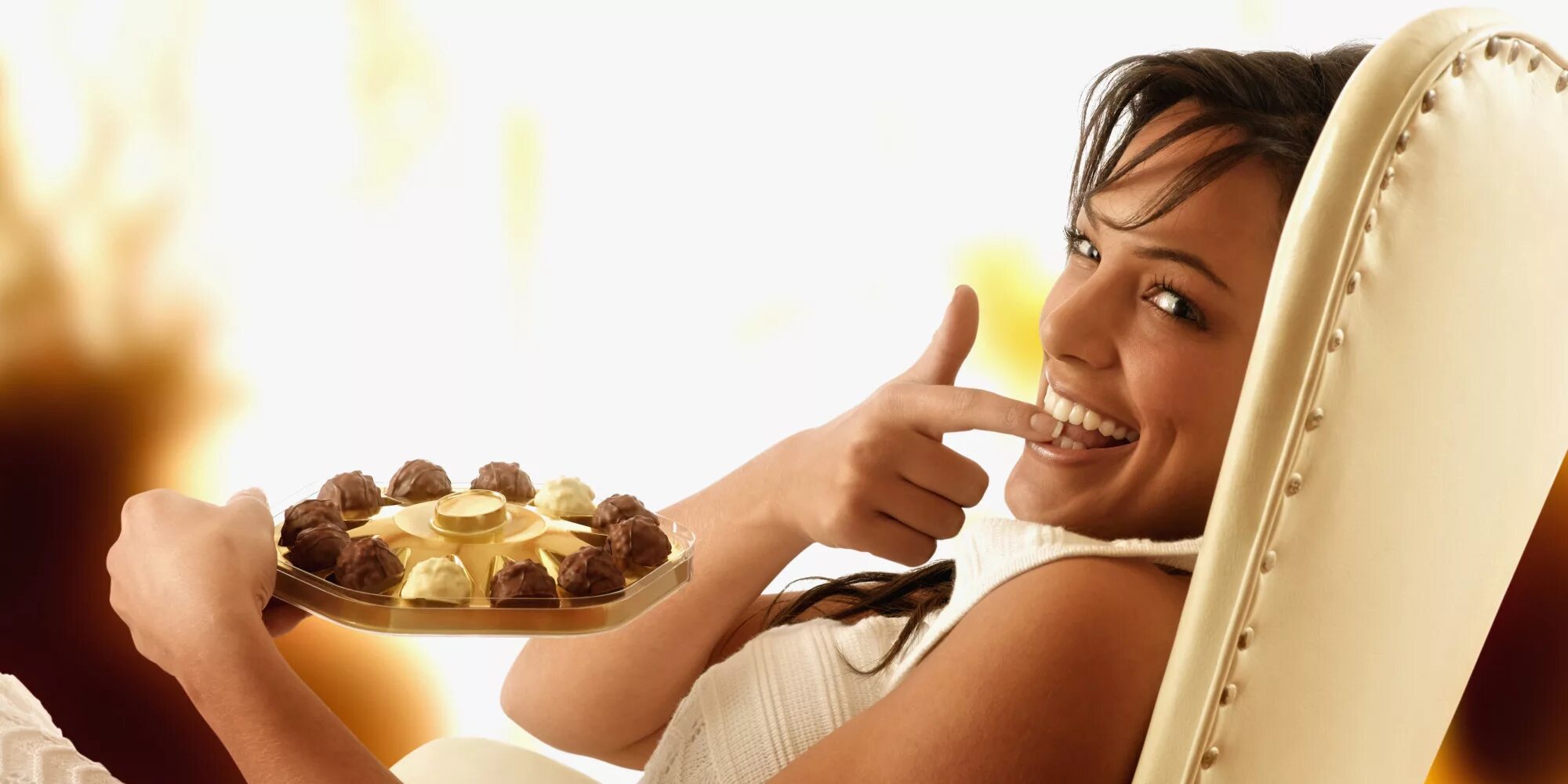 Стоит ли есть конфеты. Стоит ли есть конфеты. Самые вредные конфеты. Ребенок ест пастилу. Сколько можно съедать сладкого в день.