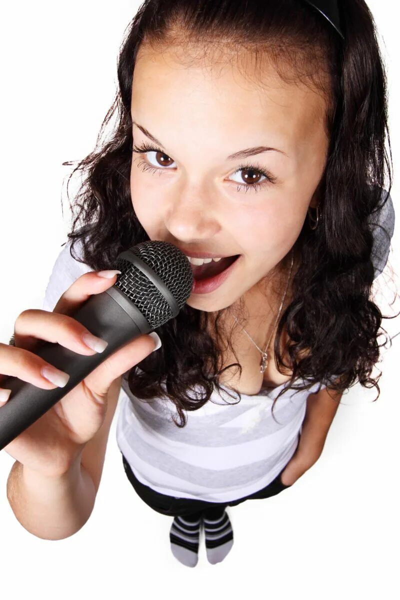 Вокальные фото. Девушка с микрофоном. Певица с микрофоном.