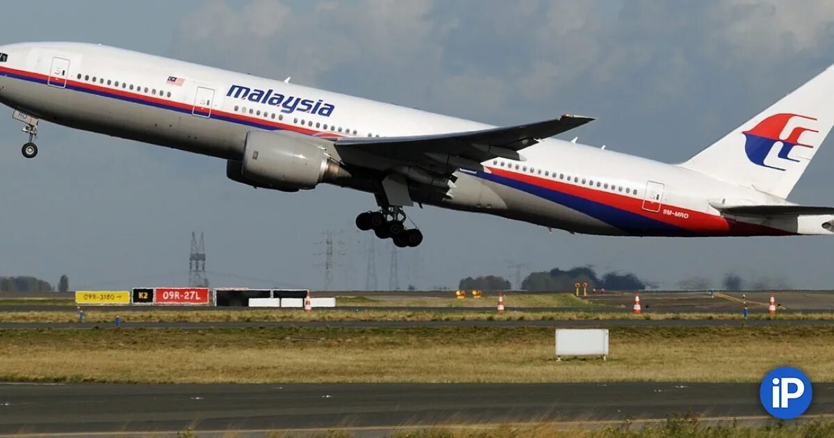 Рейс 370 malaysia airlines. Пропавший боинг 777 малайзия. Рейс 370 malaysia airlines. Boeing 777 малайзия. Пропавший боинг 777 малайзия.
