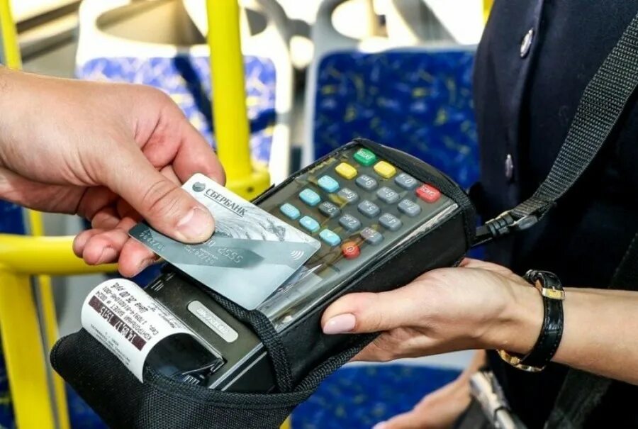 Оплата картой в троллейбусе. Оплата картой. терминал в автобусе. безналичная оплата. безналичная оплата в автобусах.