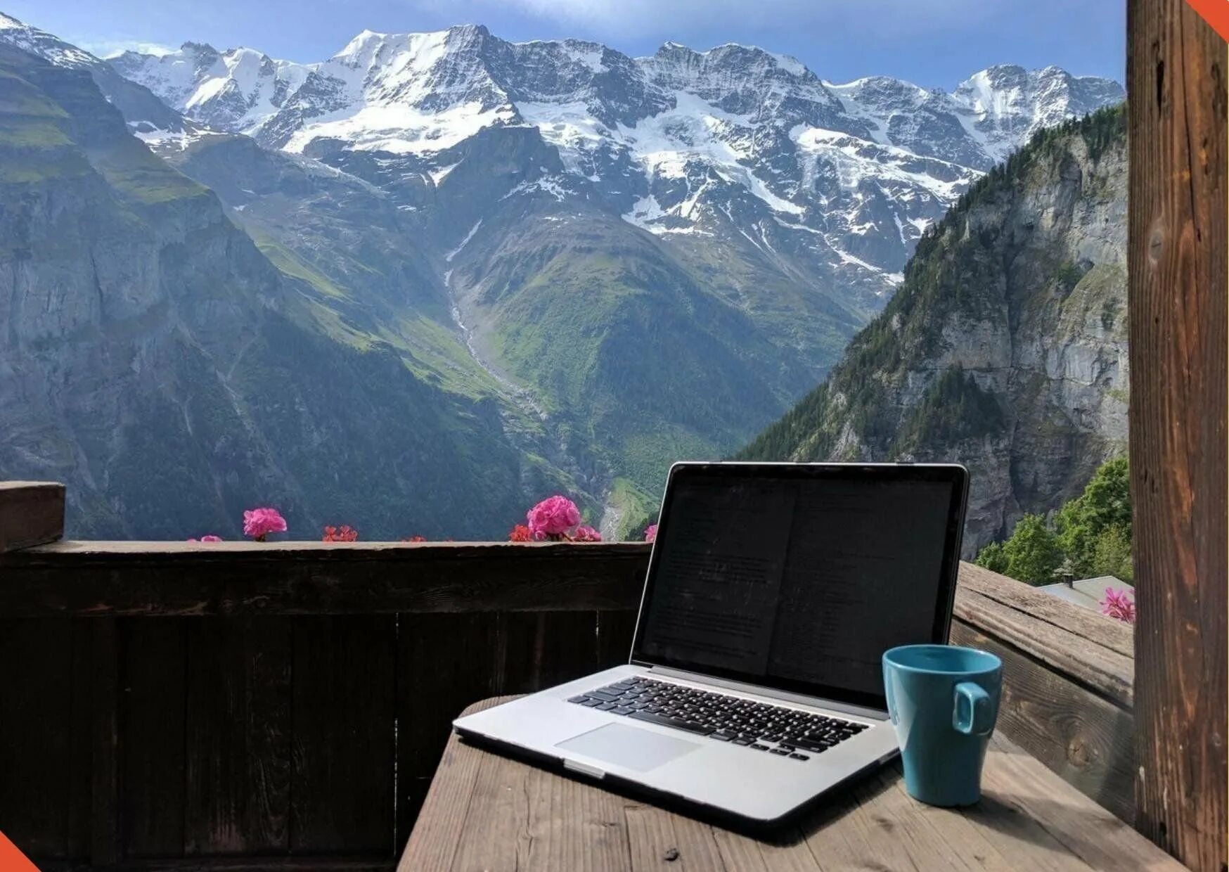 Ноутбук в горах. Ноутбук на природе. Идеальное рабочее место. Место с видом на горы. Можно прямо на рабочем