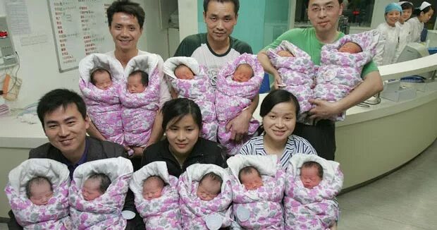 Сколько женщина может родить за раз детей. Шестерняшки Кейт Госселин. Женщина родила много детей.