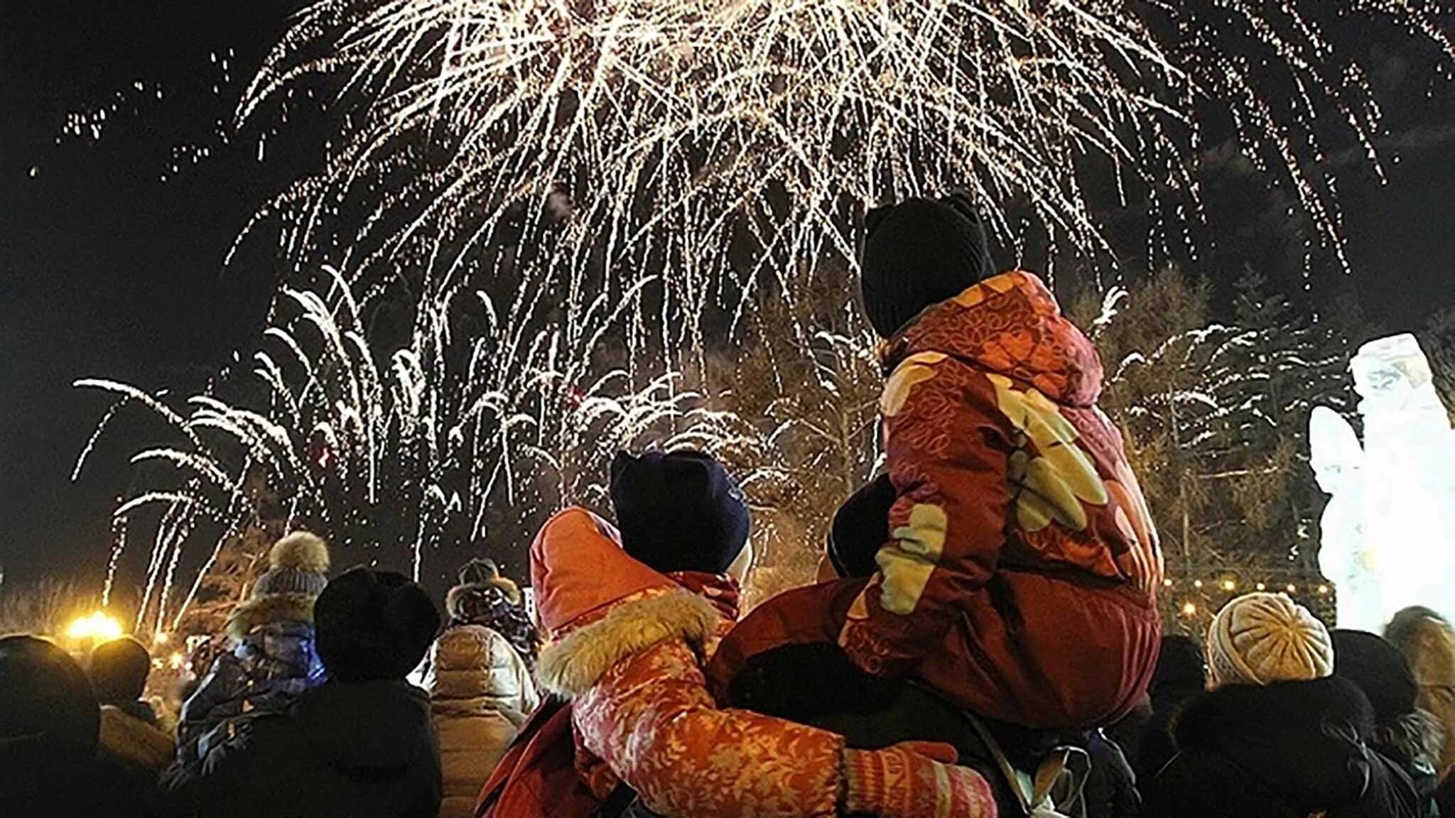 Новый год салют. Новогодний салют на улице. Фейерверк на Рождество. Празднование нового года с фейерверками. Новогодняя ночь праздник