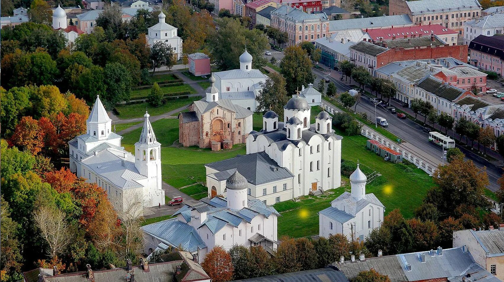 Ий новгород. Центр Великий Новгород Ярославово Дворище. Великий Новгород Ярославово Дворище достопримечательности. Ярославово Дворище Великий Новгород сверху. Ярославово Дворище Великий Новгород вид сверху.