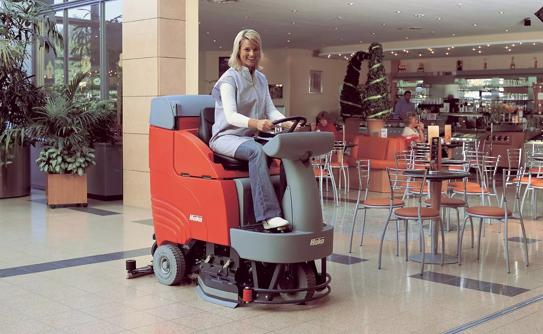 Работа оператор поломоечной машины. Eureka e110 r eco. F50 поломоечная машина. Поломоечная машина tn15. Comac bt500.