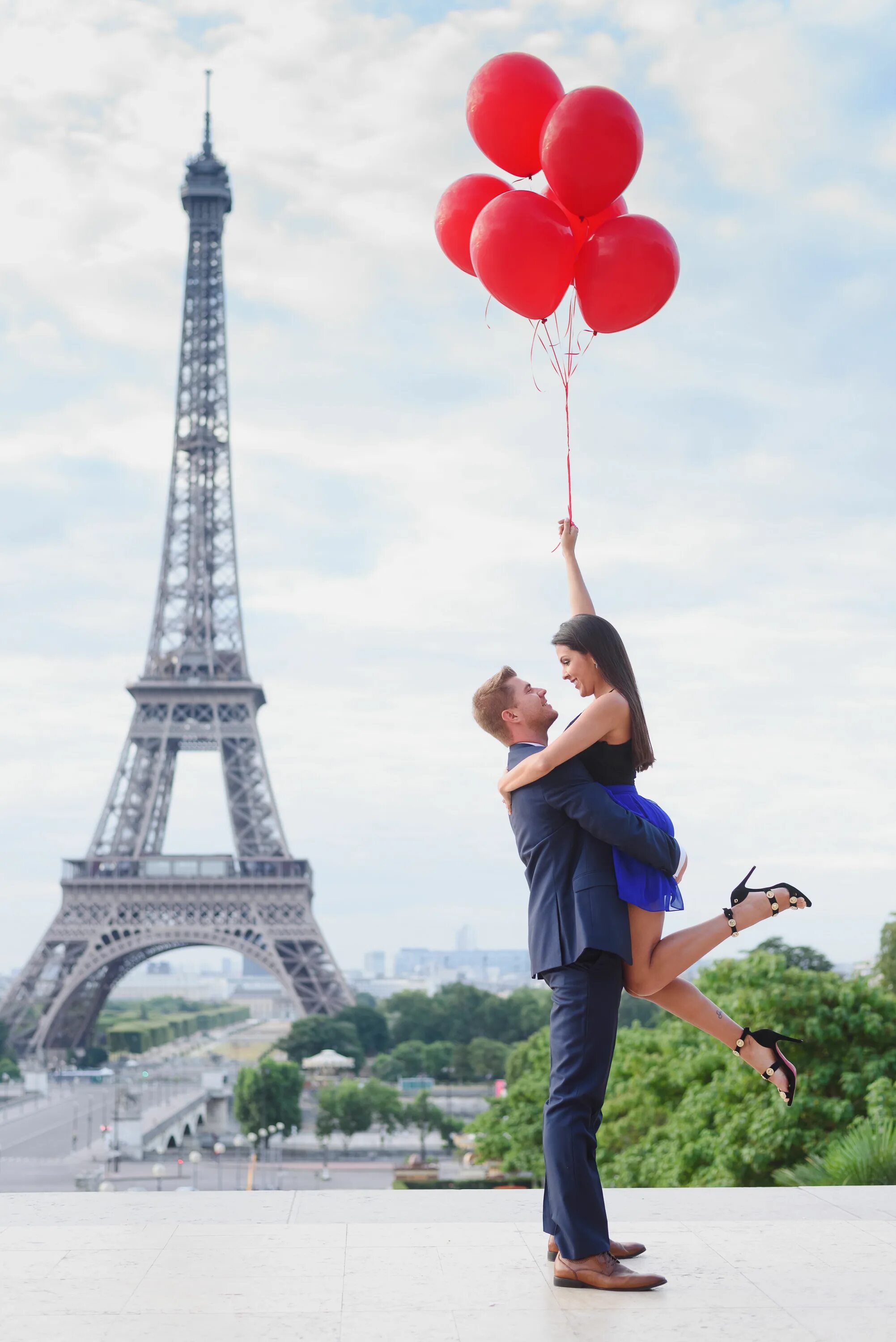 Шарами парижа. Влюбленные в Париже. Парень и девушка в Париже. Влюбленная пара. Париж любовь.