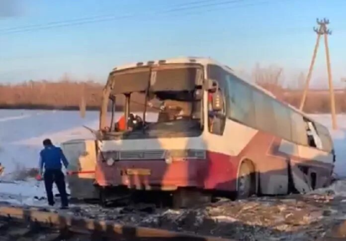Автобус на жд переезде. Поезд врезался в автобус. Авария с автобусом Алтайский край. Столкновение автобуса и поезда на переезде. Поезд столкнулся с автобусом.