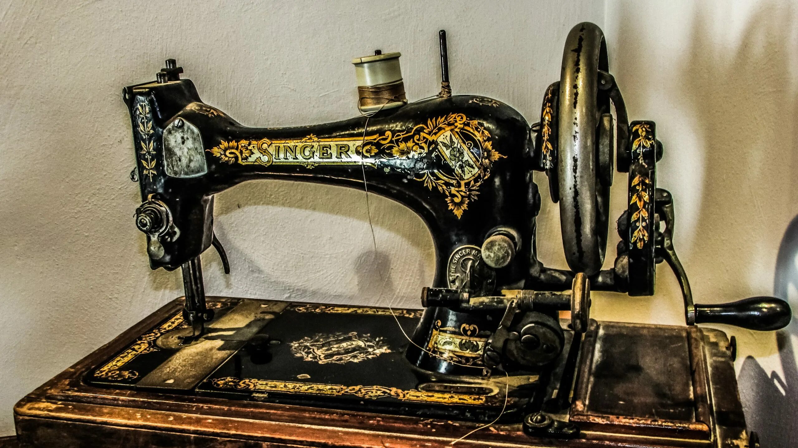 День швейной машинки. Швейная машинка Зингер 19 века. Швейная машинка Зингер 1898. Швейная машинка Зингер 18 века. Швейная машинка Зингер Старая 19 век.