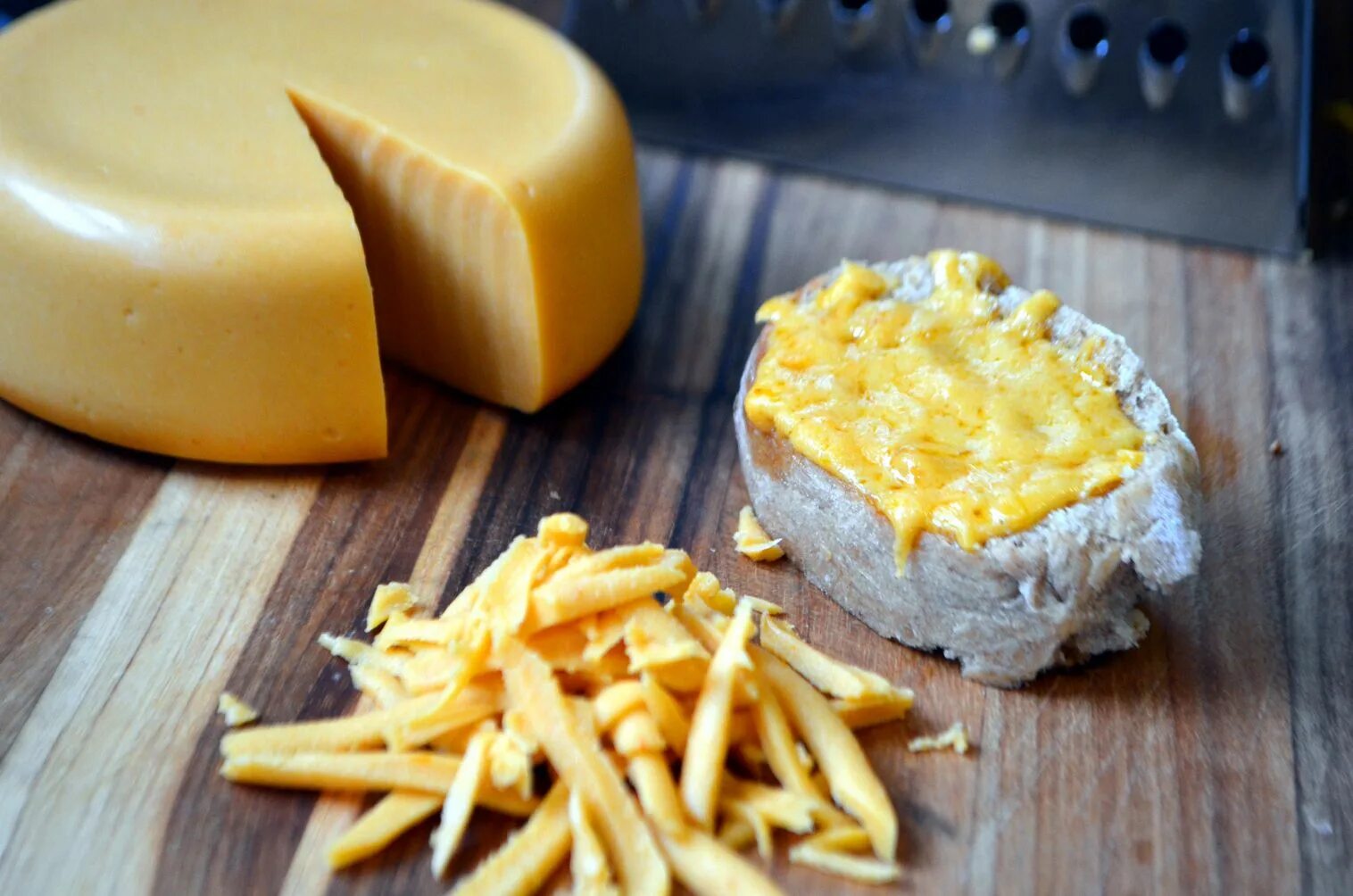 Сыр чеддер. Сыр cheddar cheese. Сыр чеддер желтый. Сыр чеддер. Оранжевый сыр чеддер.