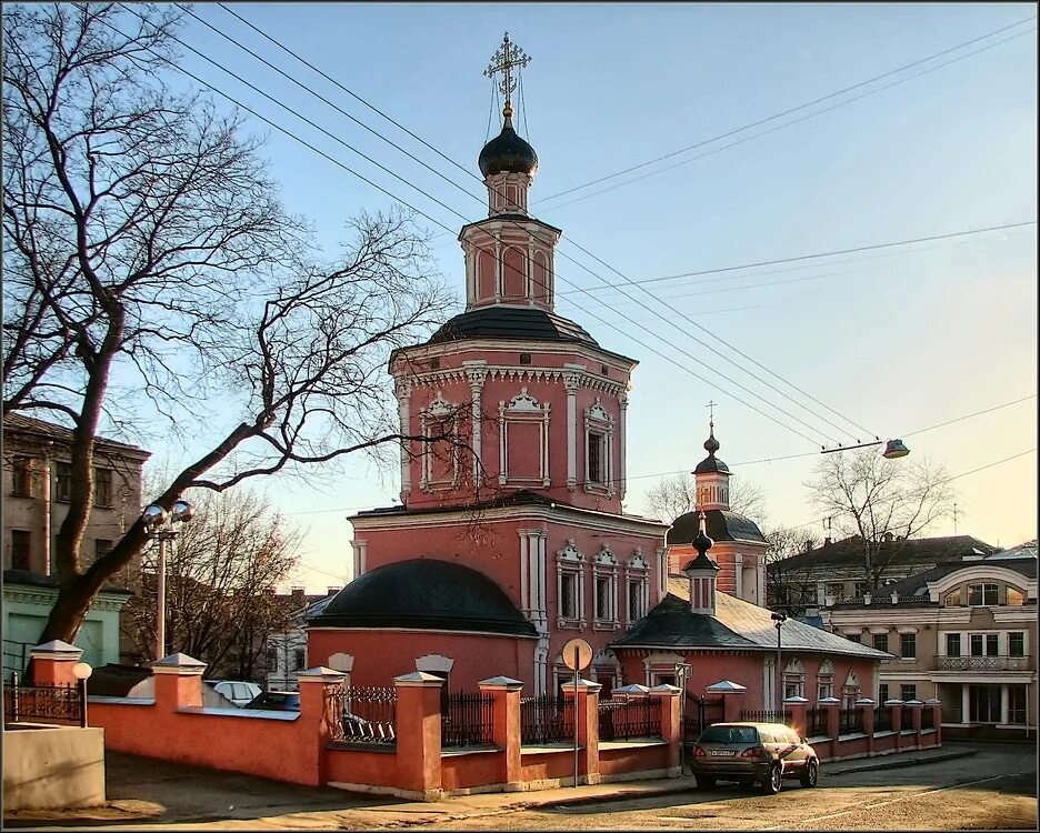 Храм живоначальной троицы в хохлах сайт. Храм Святой Живоначальной Троицы в хохлах. Храм Святой Живоначальной Троицы в Хохловском переулке. Москва храм в хохлах Живоначальной Троицы. Церковь Святой Троицы в хохлах в Москве.