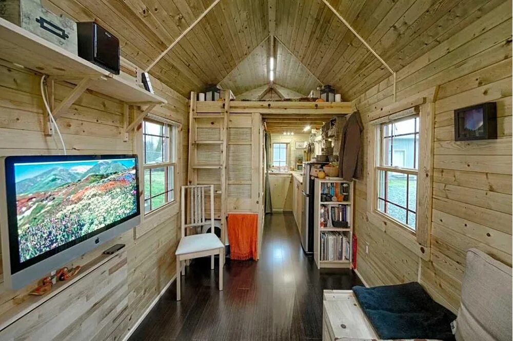 Как меньше бывать дома. Тини Хаус 20кв метров. Tiny House 20 кв.м. Интерьер дачного домика. Маленький деревянный домик интерьер.