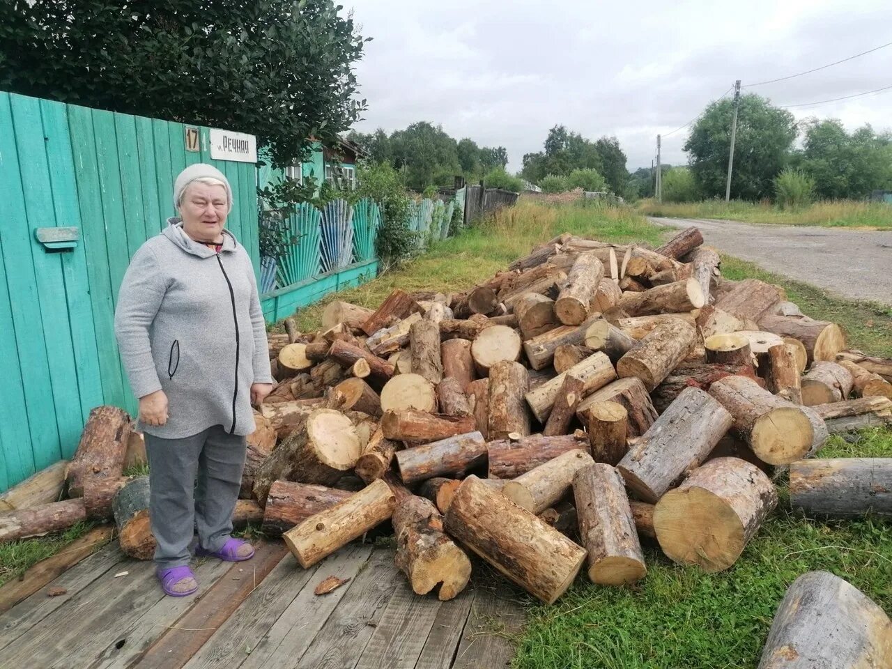 Дрова для пенсионеров. Дров семьям мобилизованных Бурятия. Бабушке привезли дрова. Бабушка везет дрова.