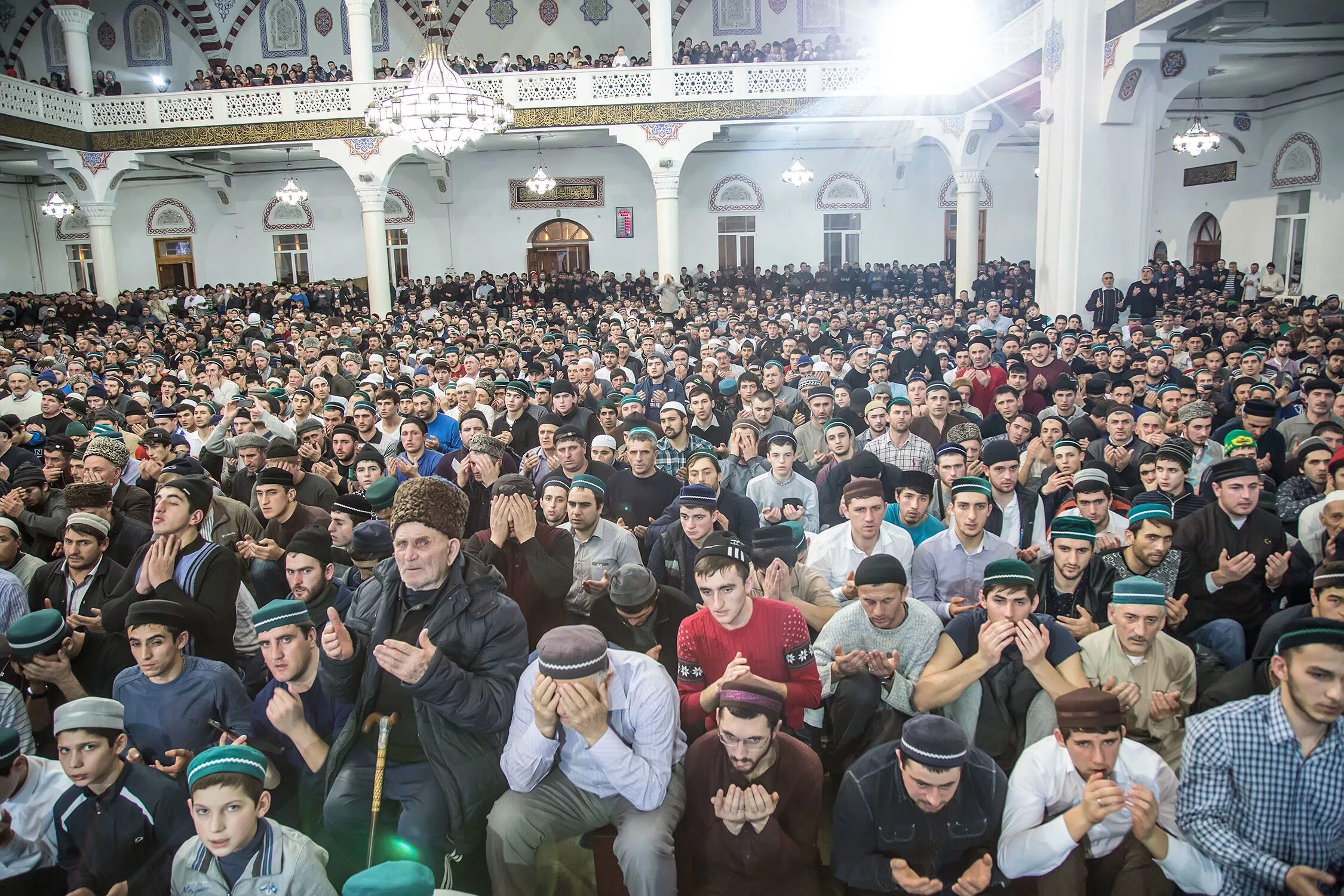 Азан в махачкале на ифтар. Намаз Джума мечеть в Махачкале. Джума мечеть Махачкала пятничный намаз. Мавлид в Джума мечети. Мечети Дагестана Муфтият.