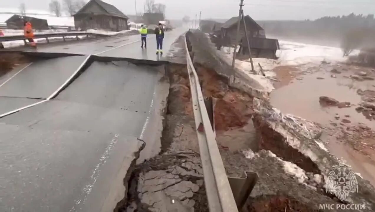 Размыло мост. Провал дорожного полотна. Размыло мост в Удмуртии. Обрушение дороги. Обвал дороги в Удмуртии.