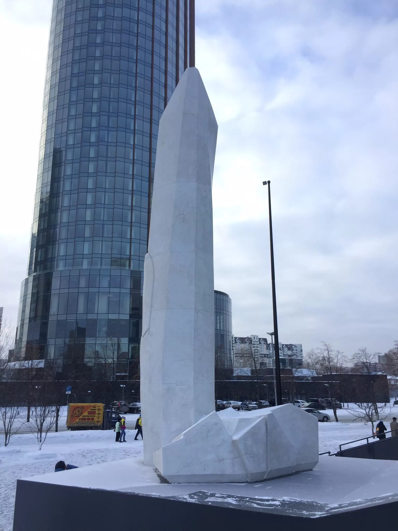 Ельцин центр Екатеринбург памятник. Памятник Борису Ельцину в Екатеринбурге. Ельцин центр Екатеринбург памятник Ельцину. Памятник Ельцину перед Ельцин центром. Памятник ельцину фото