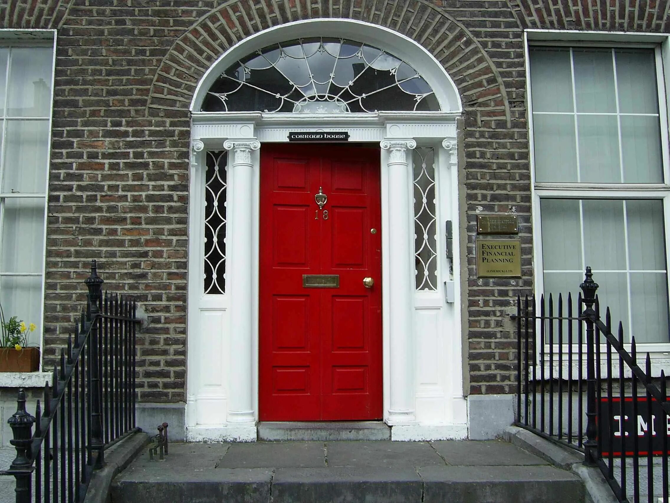 Входная дверь в английском стиле. Двери в британском стиле. Входная группа в английском стиле. Красная дверь в английском стиле.