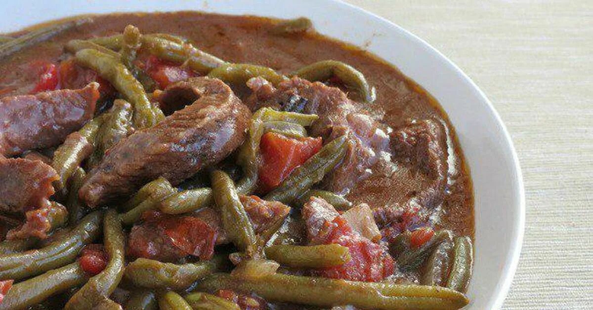 Фасоль с говяжьей печенью. Говядина с фасолью. фасоль с мясом. мясо с фасолью и овощами. говядина с фасолью гарнир.
