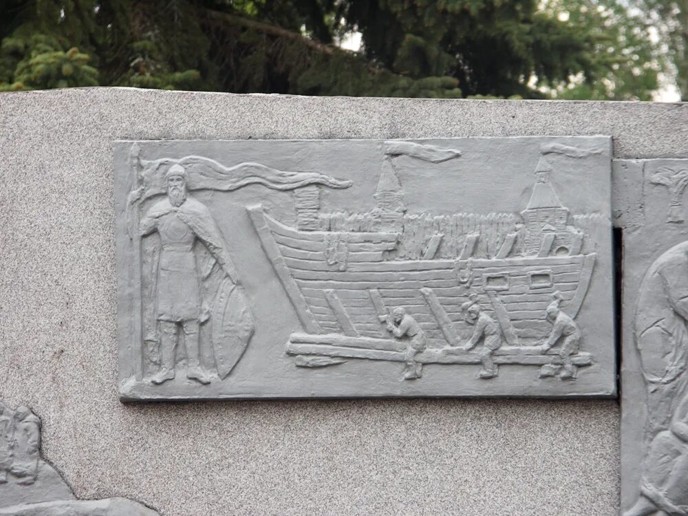 Памятник семену дежневу. Семён дежнёв памятник в великом устюге. памятник семёну дежнёву в великом устюге. дежнёв семён иванович памятник.