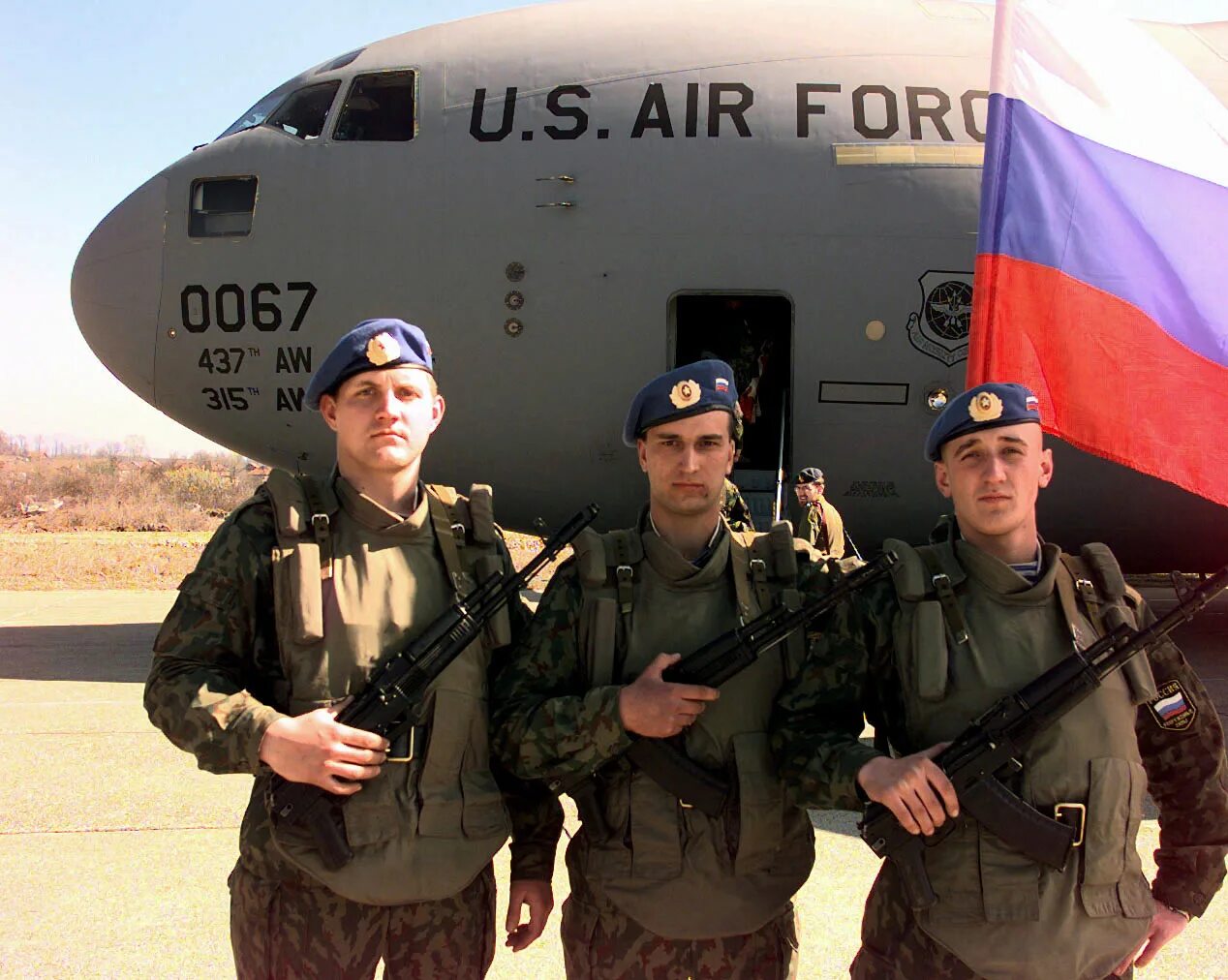 Десант югославии. Миротворцы косово kfor. аэропорт &quot;слатина&quot;, 1999. миротворцы. российские миротворцы в косово 1999. косово 1999 десантники приштина.