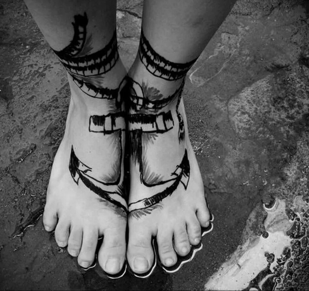 наколка кандалы на ногах. тату пальма маленькая на ноге. тату кандалы на ногах эскизы. тату на ступне для девушек. тату на ногах что значит.
