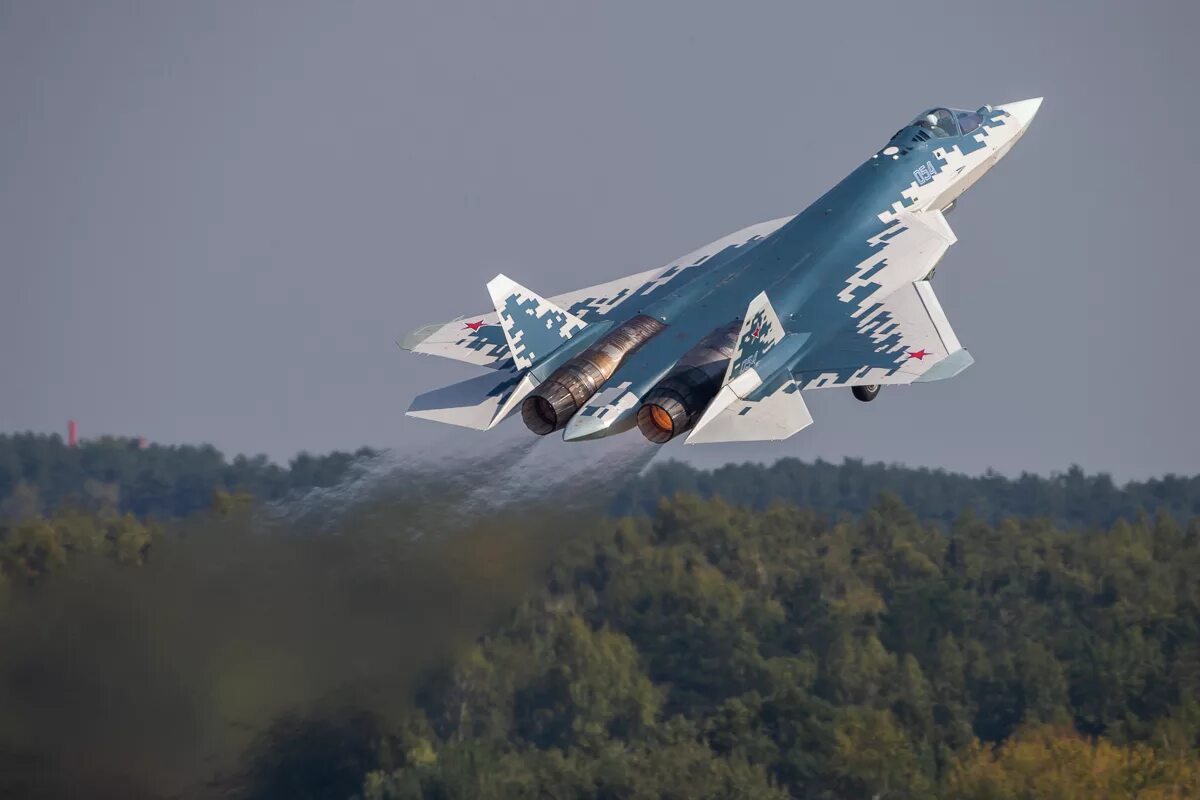 Поколение истребителей су. Су-57 двухдвигательный реактивный самолёт. Истребитель 5-го поколения Су-57. Российский истребитель "Су-57". Су-35 и Су-57.
