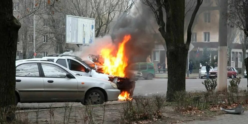 Почему машина взрывается. Взрыв автомобиля в Мелитополе. В Мелитополе взорвали автомобиль. Взрыв автомобиля в центре Мелитополь.