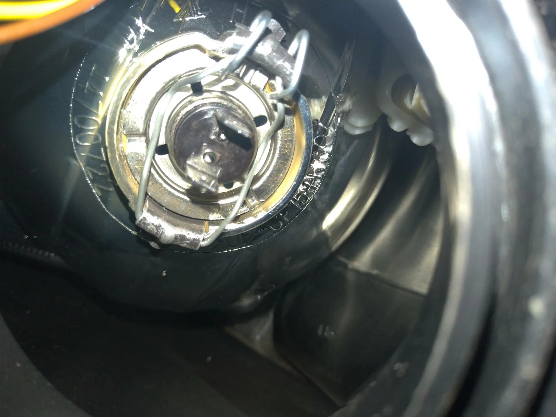 Поменять лампочки пежо 308. Лампа ближнего света Пежо 308. Peugeot 308 крепеж лампы ближнего света. Крепление лампочки ближнего света Peugeot 308. Крепление лампы ближнего света Пежо 308.