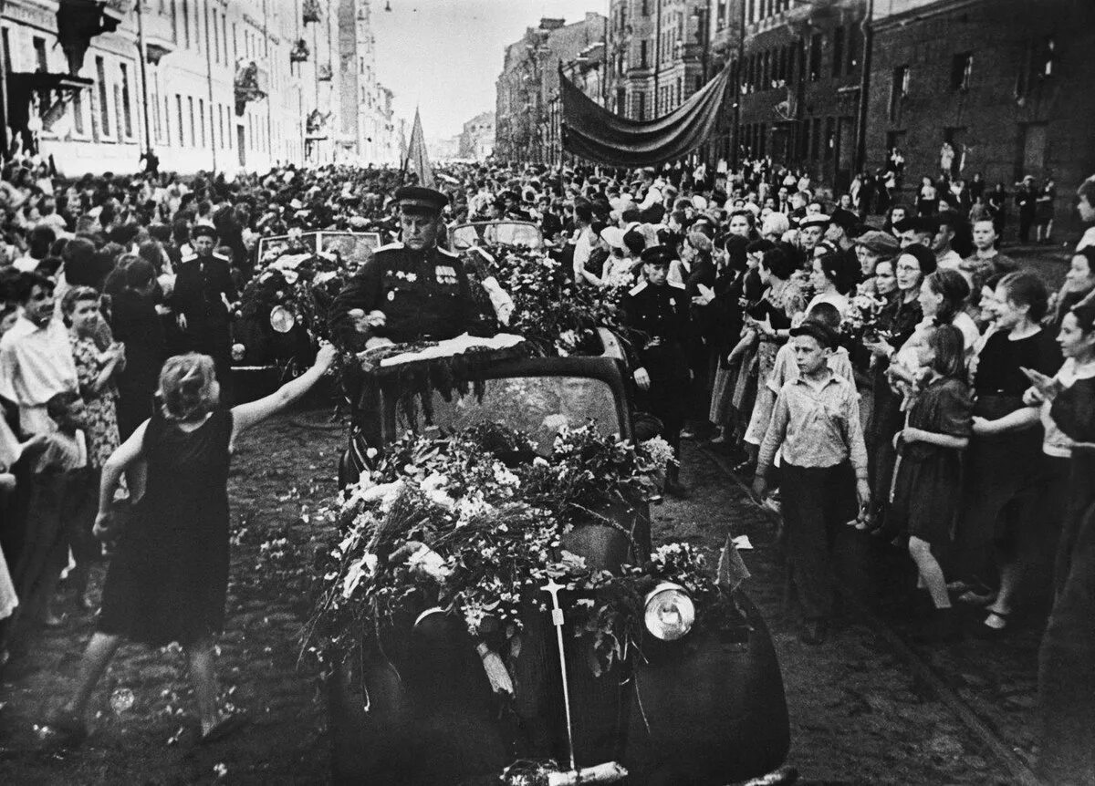 Что происходит после победы. Парад победы в ленинграде 1945. победа май 1945 вов. ликование победы 1945 ленинград. ленинград май 1945.