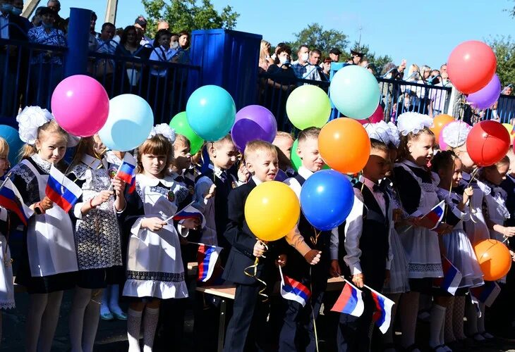 Первого сентября 2018. 11 школа губкин. 1 сентября 2018 года. с 1 сентября учителю. школа 1 сентября.