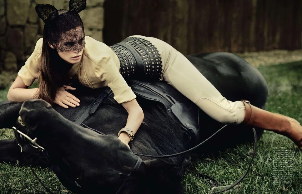 Девушка в конюшне. Фотосессия в конюшне девушка. Девушка лежит на коне. Женщина лежит с лошадью.