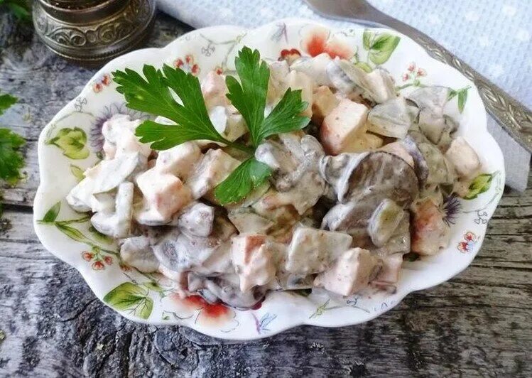 Куриный салат с шампиньонами. Салат с шампиньонами и курицей. Салат с куриной грудкой и Шам. Салат из шампиньонов и куриной грудки.