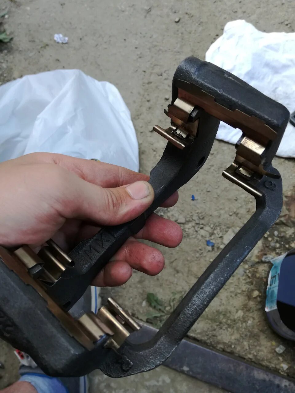 Как поменять тормозную скобу на рено симбол. Скоба суппорта ниссан ноут 1. Переборка заднего суппорта ауди а4 б5. Замена скобы. Замена скоб в duplo.