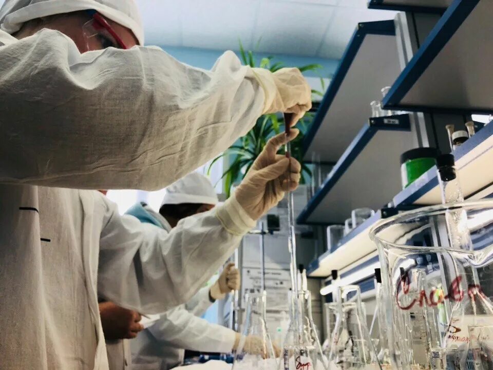 Химическая технология курсы. Химический колледж новосибирск. Перспективные химические технологии. Фотосессия в обстановке современной лаборатории. Фотосессия в обстановке современной лаборатории.