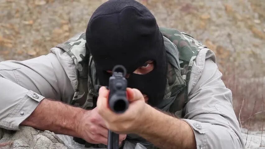 Блогер террорист. Террорист целится в камеру. Террористы в масках с оружием. Спецназ целится в камеру.