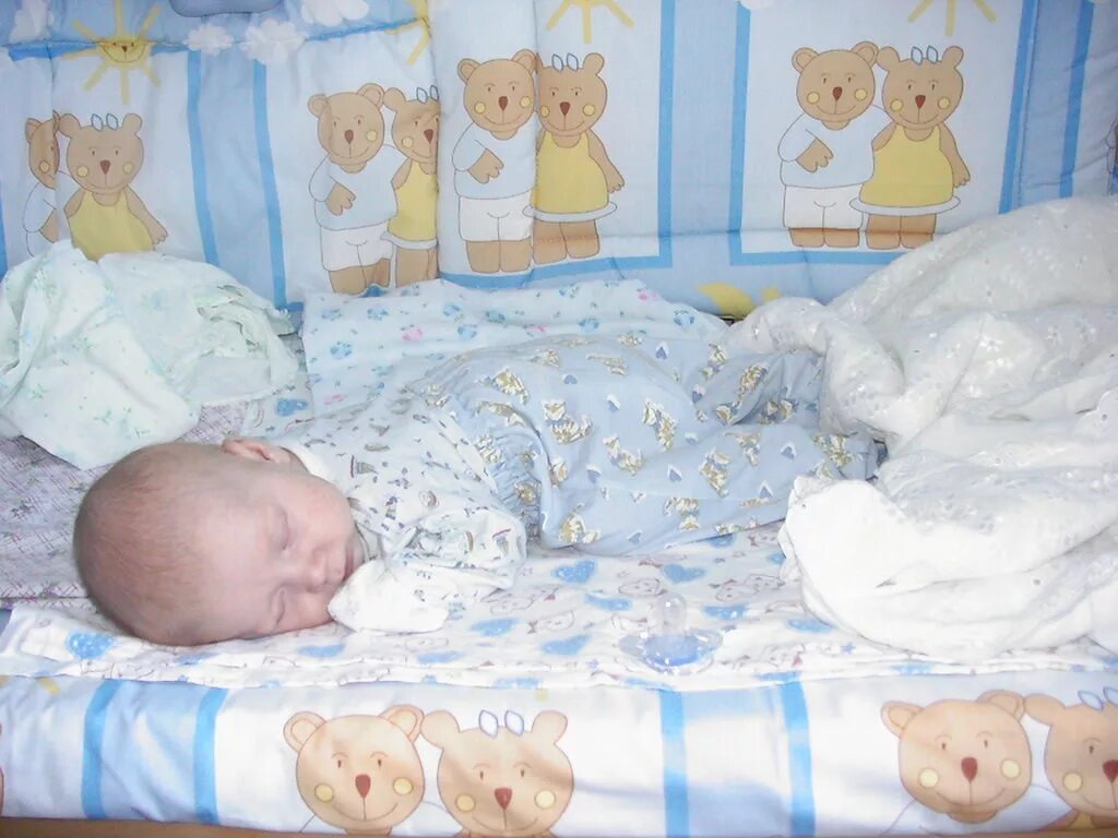 Ребенок в кроватке. Новорожденный ребенок в кроватке. Маленькие детки в кроватке. Кроватка для новорожденного. Целый месяц дома