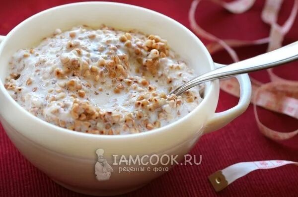 Каша залил бебрину. Гречка с кефиром. каша на кефире. гречка залитая кефиром. гречка в кефире на ночь.