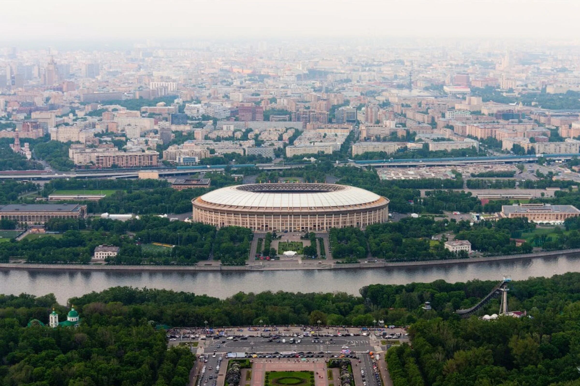 Воробьевы горы москва площадка. Смотровая площадка МГУ Воробьевы горы. Смотровая площадка на Лужники МГУ. Воробьевы горы стадион Лужники. Вид на Лужники с Воробьевых гор.