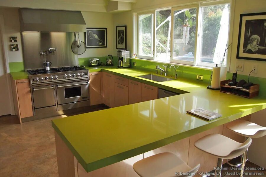 Зелёная столешница для кухни. Салатовая столешница для кухни. Цвет столешницы для зеленой кухни. Кухня с яркой столешницей.