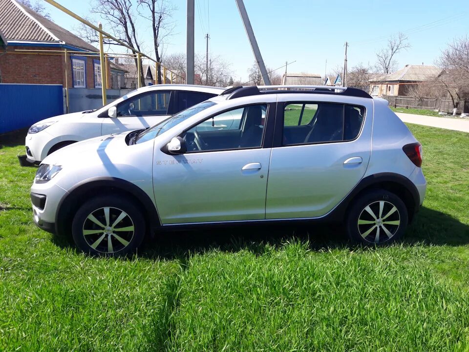 Renault sandero stepway диски. Сандеро степвей 2. Renault Sandero Stepway 2 g. Диски на Рено Сандеро степвей 2. Рено Сандеро Stepway r16.