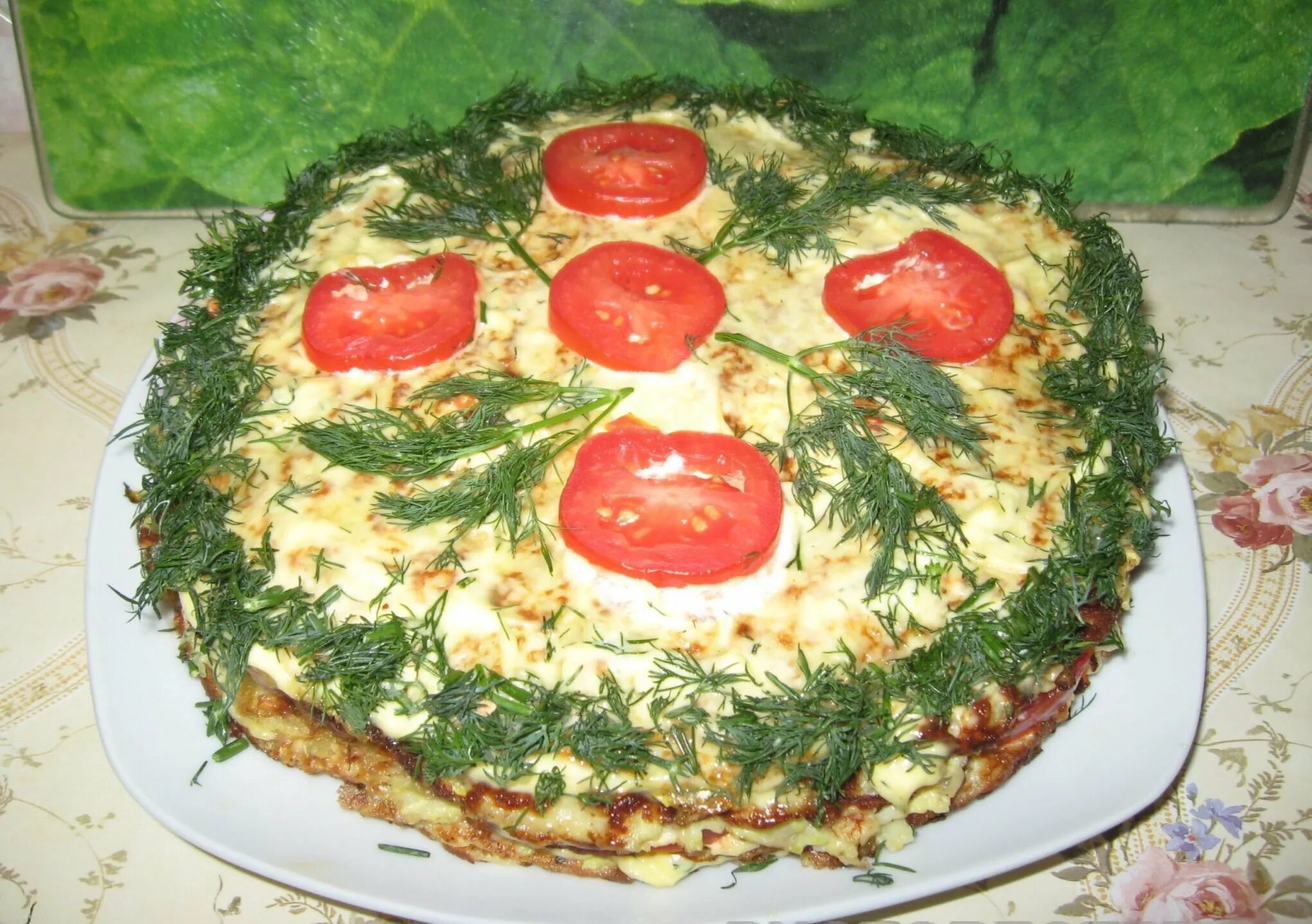 Кабачковый торт с помидорами и чесноком. Кабачковый торт закуска. торт из кабачков с помидорами и чесноком. кабачковый торт с помидорами и чесноком и сыром.