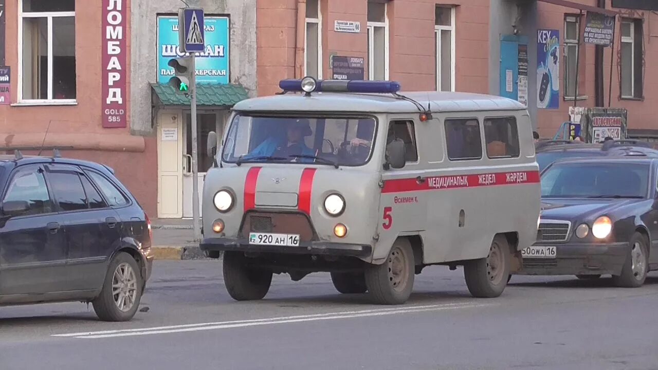 Мигалки скорой. Проблесковый маячок скорой помощи. Скорая с мигалками. Скорая проблесковые маячки.