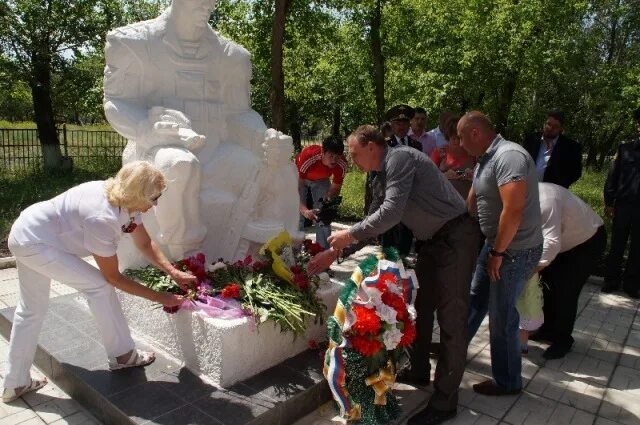 Усть катав подслушано помним скорбим в контакте. Памятник Павлику Морозову в Усть-Катаве. Сильнее смерти только память. Губайдуллин Усть Катав. Бюст Кондрину Сергею Федоровичу в Усть-Катаве.