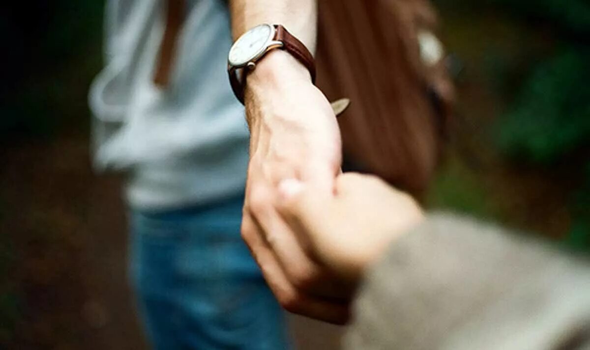 брать другого за руку. держатся за руки. брать другого за руку. человек протягивает руку помощи. держась за руки.