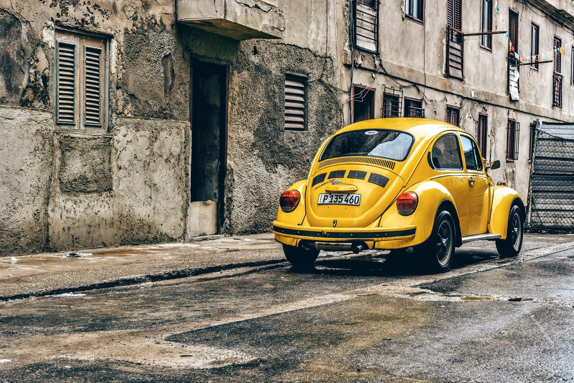 Volkswagen Жук желтый. Volkswagen Beetle Yellow 1963. Желтая машина Фольксваген Жук. Фольксваген Жук желтый Бамблби. Volkswagen желтый