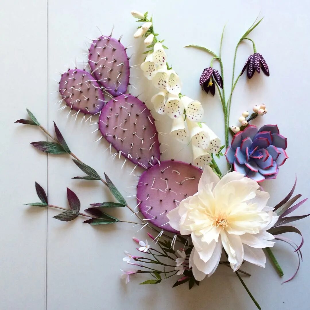композиции из бумажных цветов. композиция цветов из бумаги. цветы. букет из гофрированной бумаги. композиция цветов из бумаги.