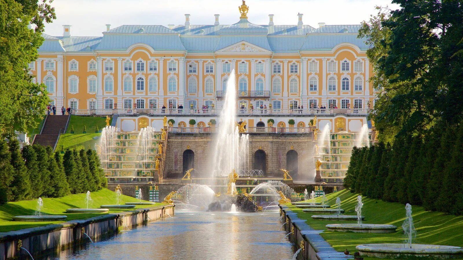 Дворец Петергоф в Санкт-Петербурге. Петергофский дворец в Санкт-Петербурге фонтаны. Петергоф летний дворец фонтаны. Петергоф летняя резиденция русских императоров.