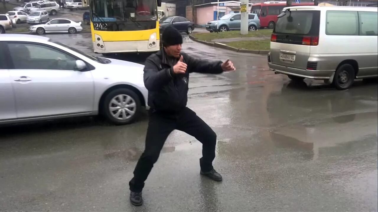 Танцующая девушка. Танцевала на дороге. Танцы на дороге. Танцевала на дороге. Танцы на улице.