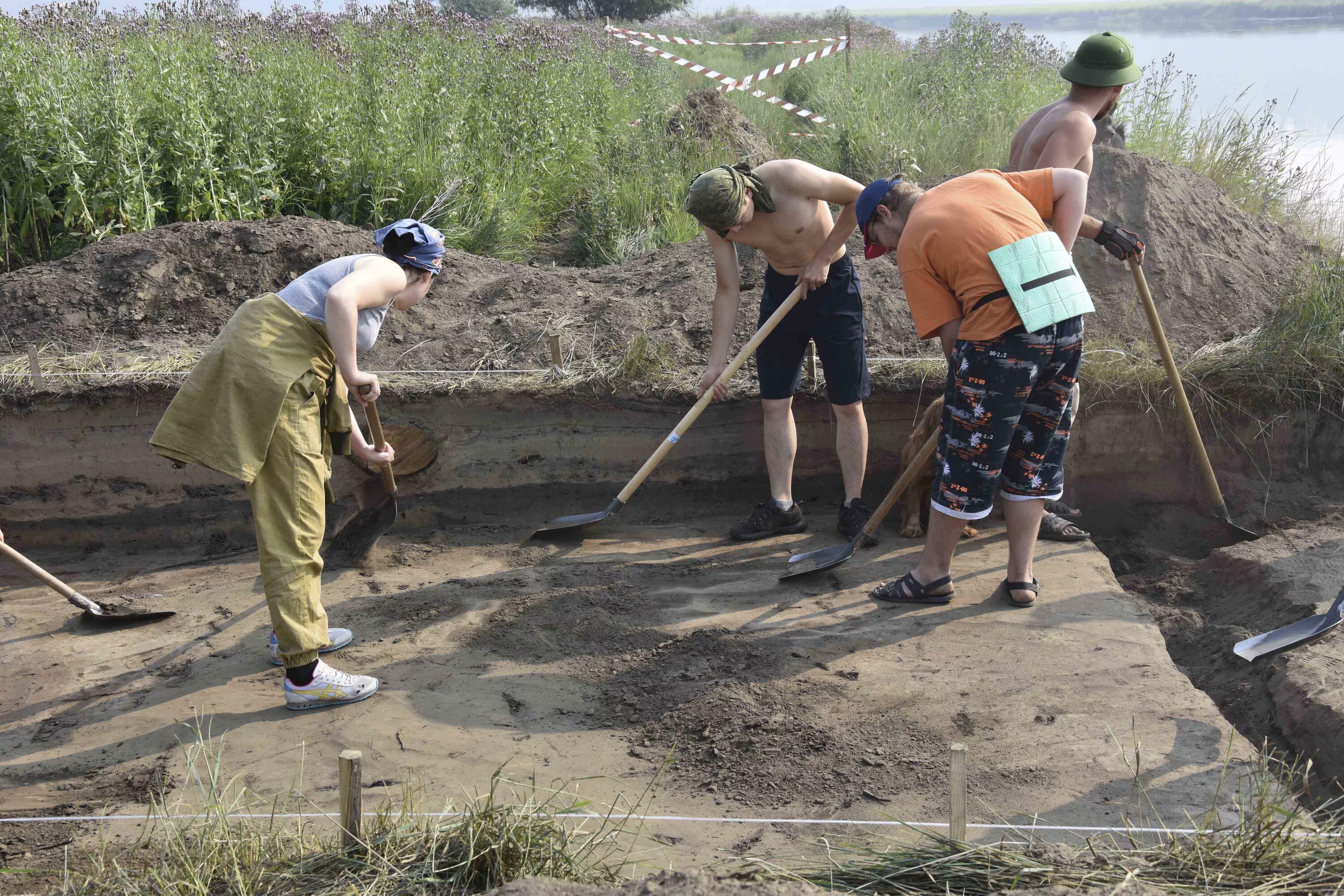 Брюки археологу для полевых работ. Пруд сюндюково. Археологические раскопки. Полевая археология. Археологические раскопки в подмосковье.