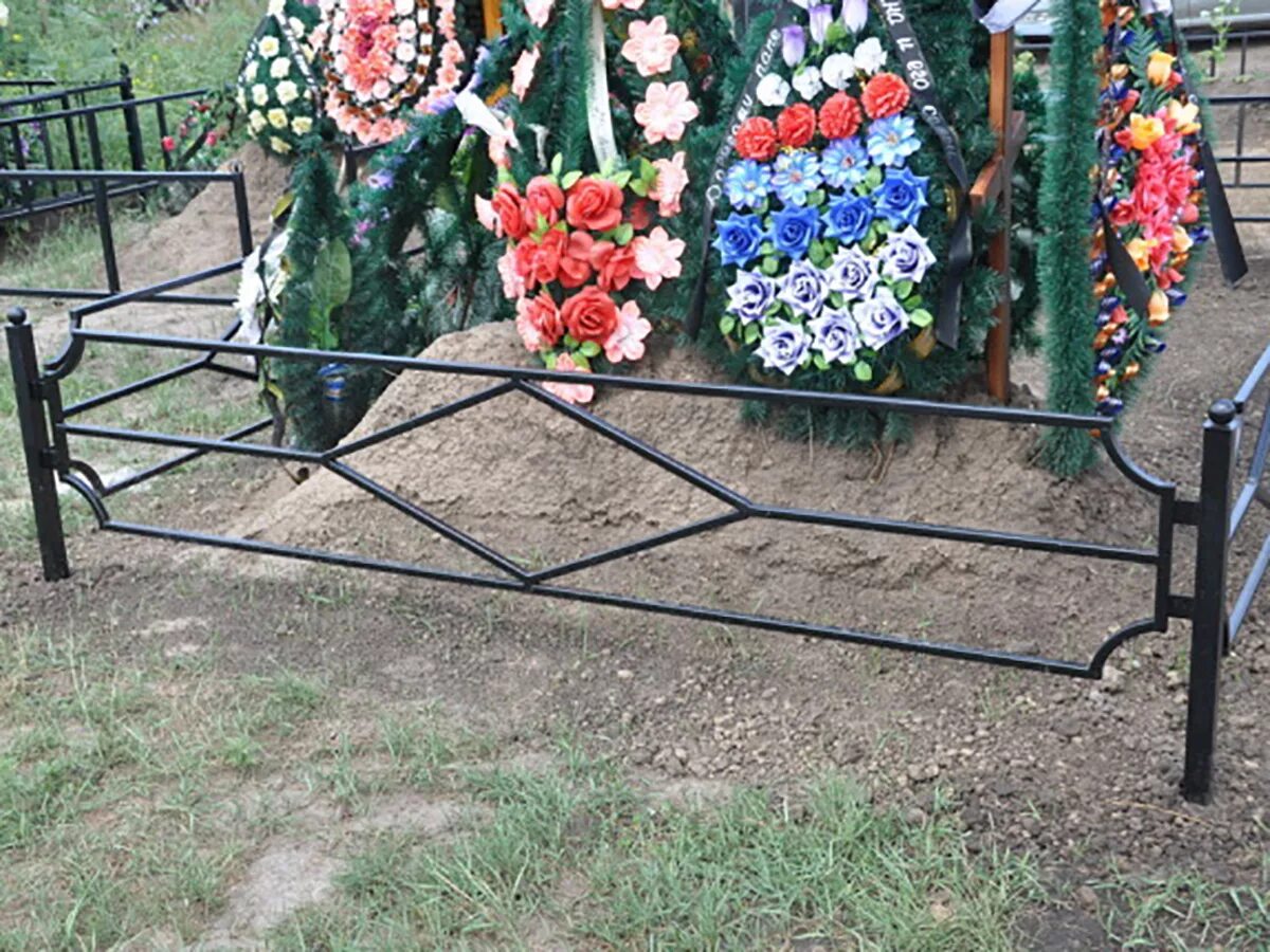 Могильные ограды. Ограждение металлическое на кладбище. Оградки некрополь усинск. Оградка на кладбище 2*2. Металлическая ограда на кладбище.