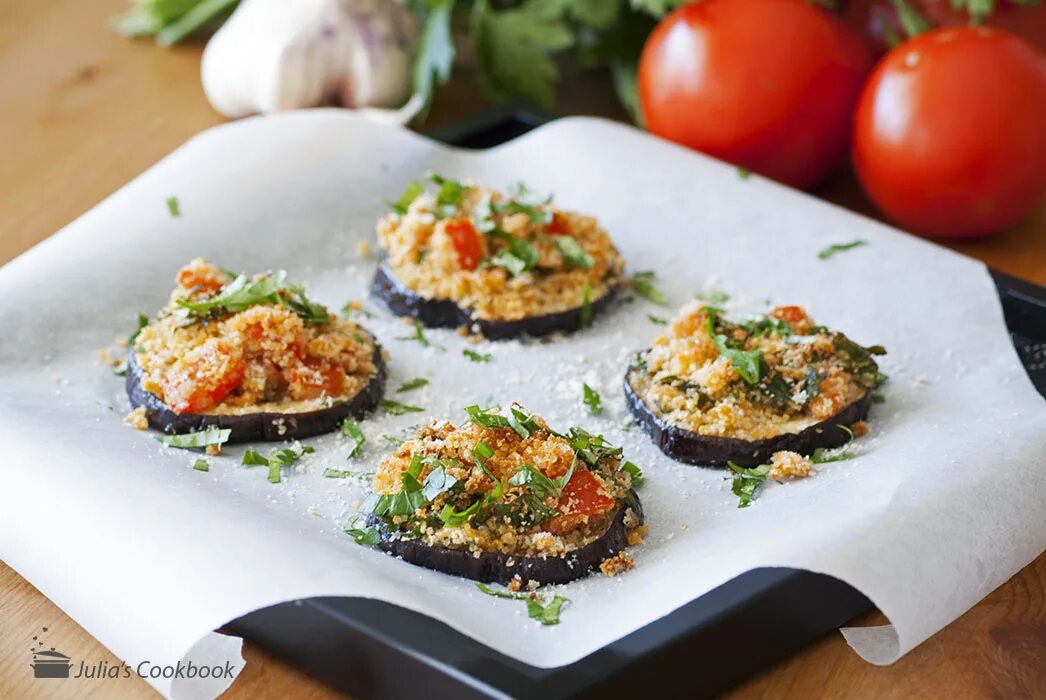 баклажаны запеченные с помидорами и сыром. фасоль зелёная стручковая с томатами и кунжутом. маринад баклажановый. паста с розовым соусом. праздничные закуски из цукини.